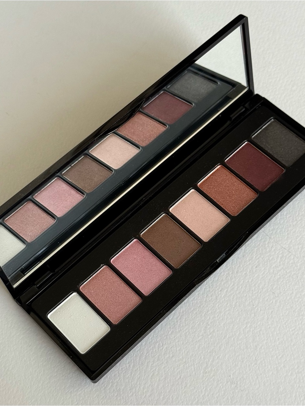Elizabeth Arden Eye Shadows Palette. 8 Colors. Full size. NET WT. 226 OZ. 6.4g.